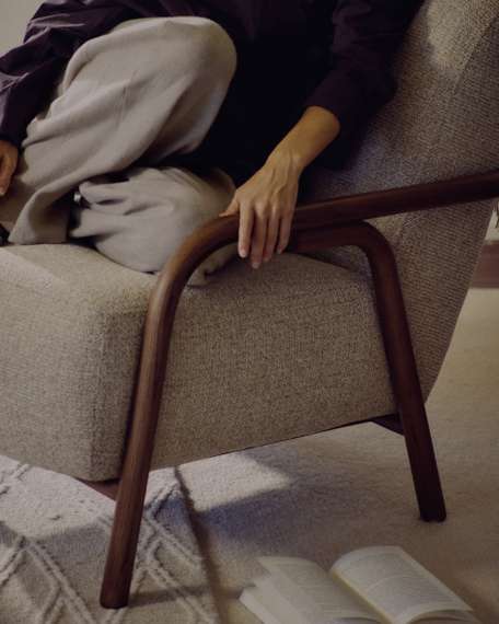 Кресло Sylo из бежевого шенилла и ясеня с отделкой цвета орех