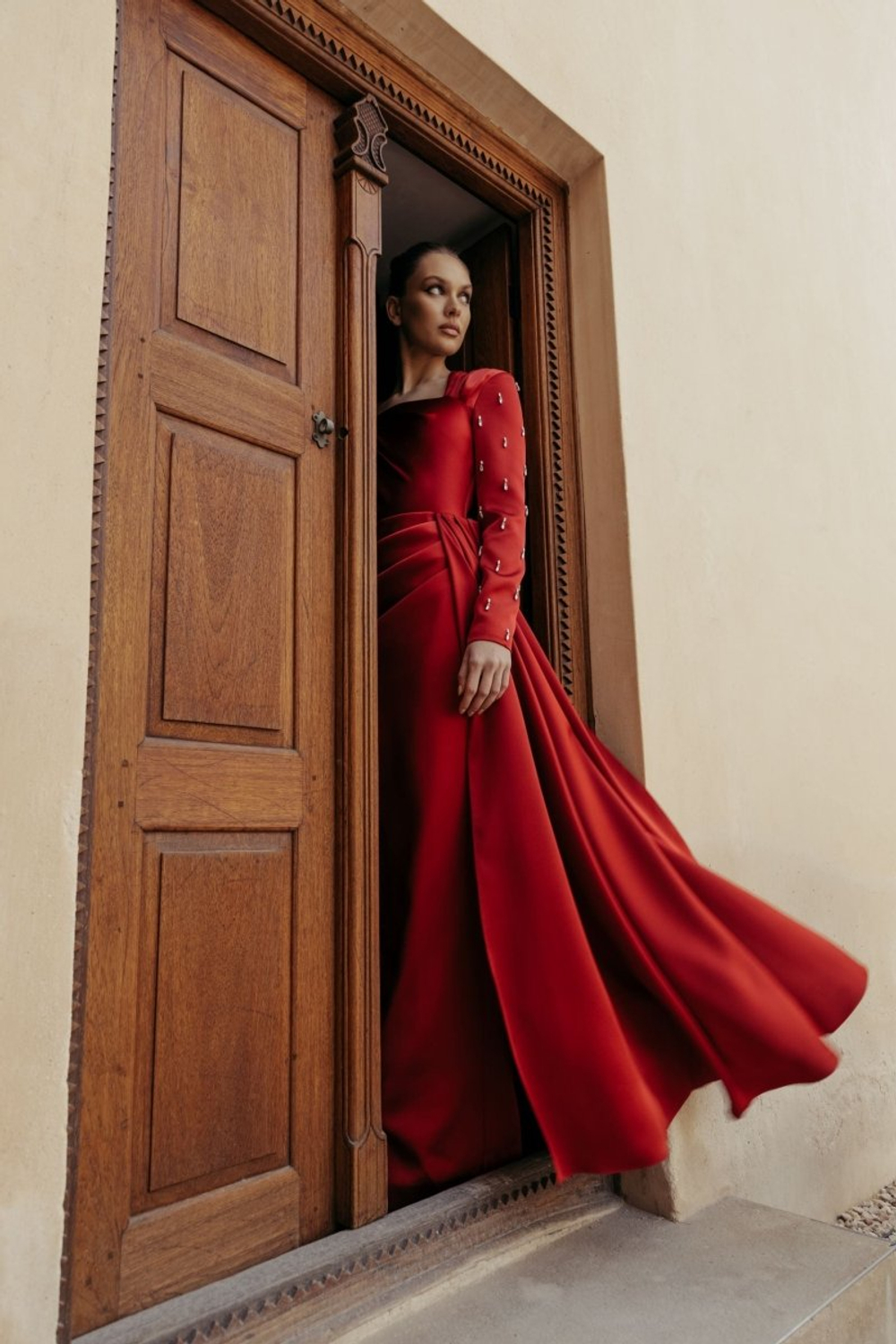 Платье макси асимметрично драпированное из сатина с вышивкой на рукавах