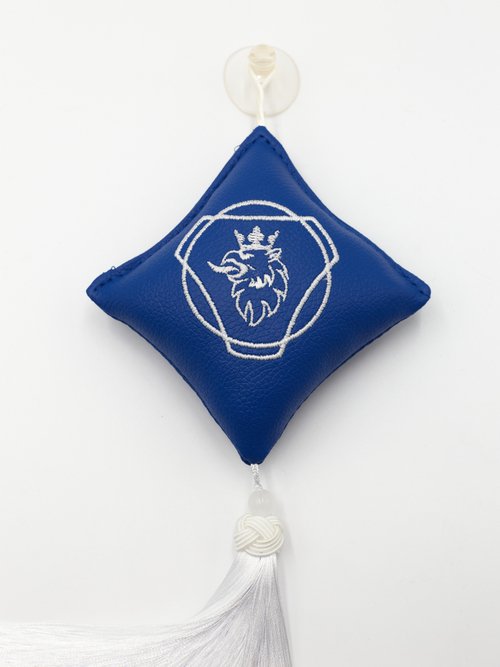 Ромб объемный на присоске SCANIA (экокожа, синий, белая вышивка, кисть)