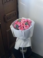 Авторский букет из ярких кустовых пионовидных роз и голубого оксипеталума