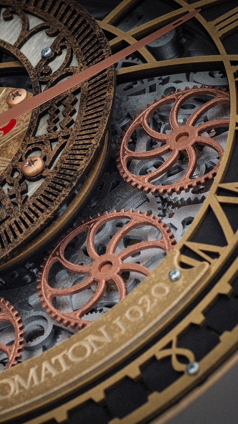 Деталь настенных часов WOODandROOT Automaton Prague с выгравированной надписью Automaton 1020 и медными шестерёнками под стеклом