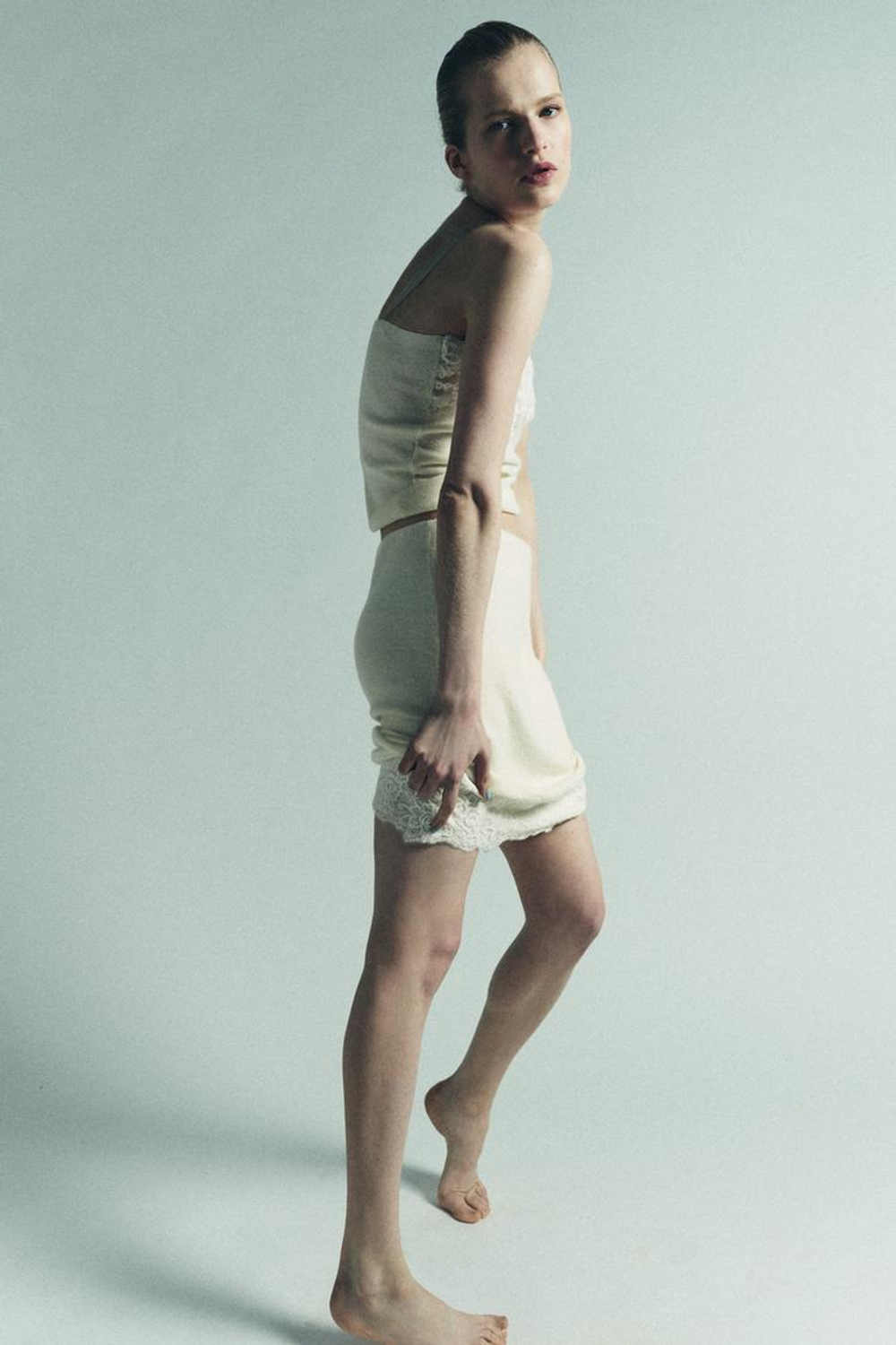 ZARA ВЯЗАНЫЙ ТОП С КРУЖЕВОМ И ВЫШИВКОЙ, ЭКРЮ