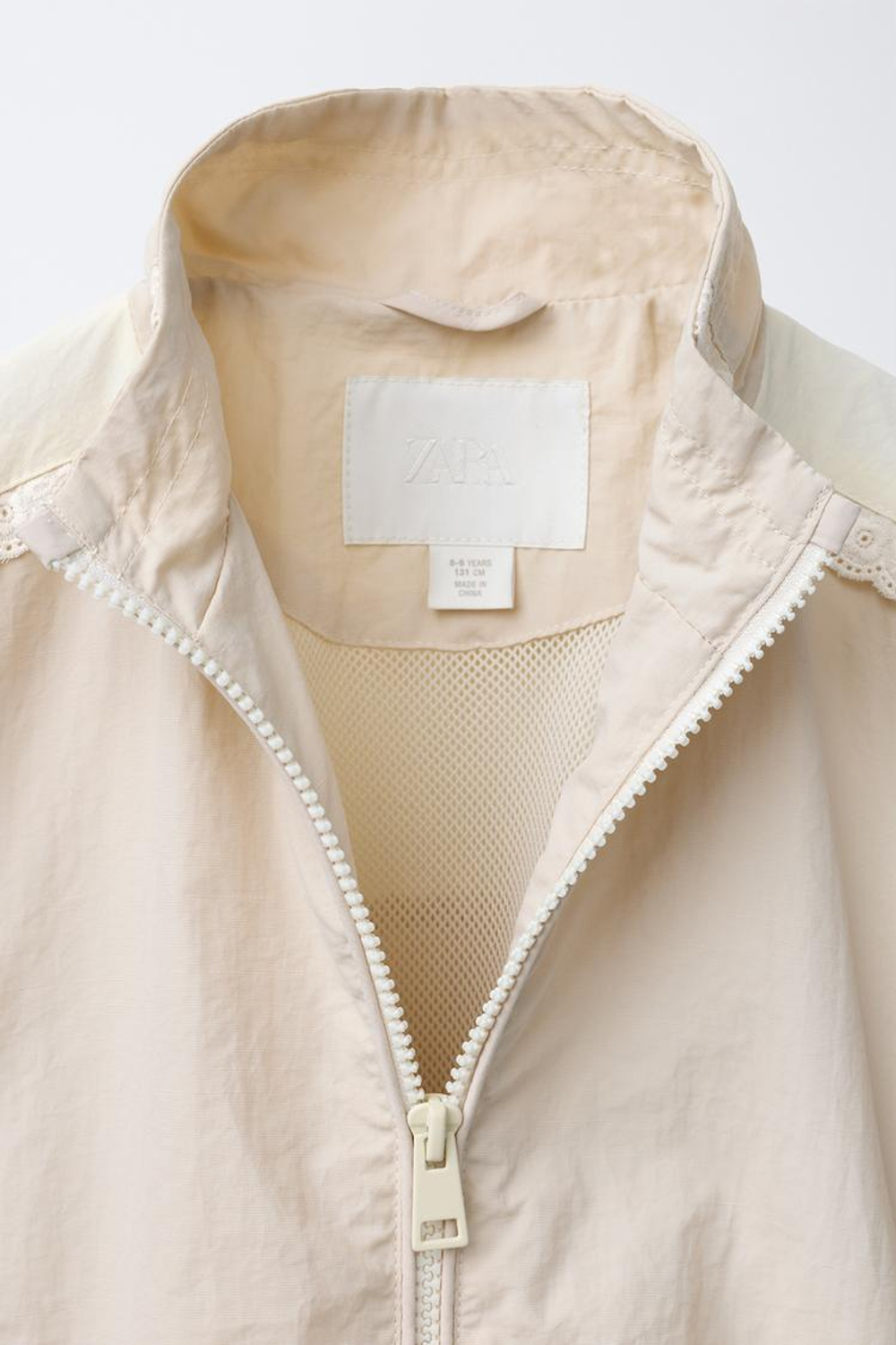 ZARA УЛЬТРАЛЕГКАЯ КУРТКА С КРУЖЕВОМ, СВЕТЛО-БЕЖЕВЫЙ