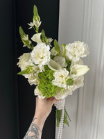 Свадебный букет из белого лизиантуса, калл, гортензии и орнитогалума