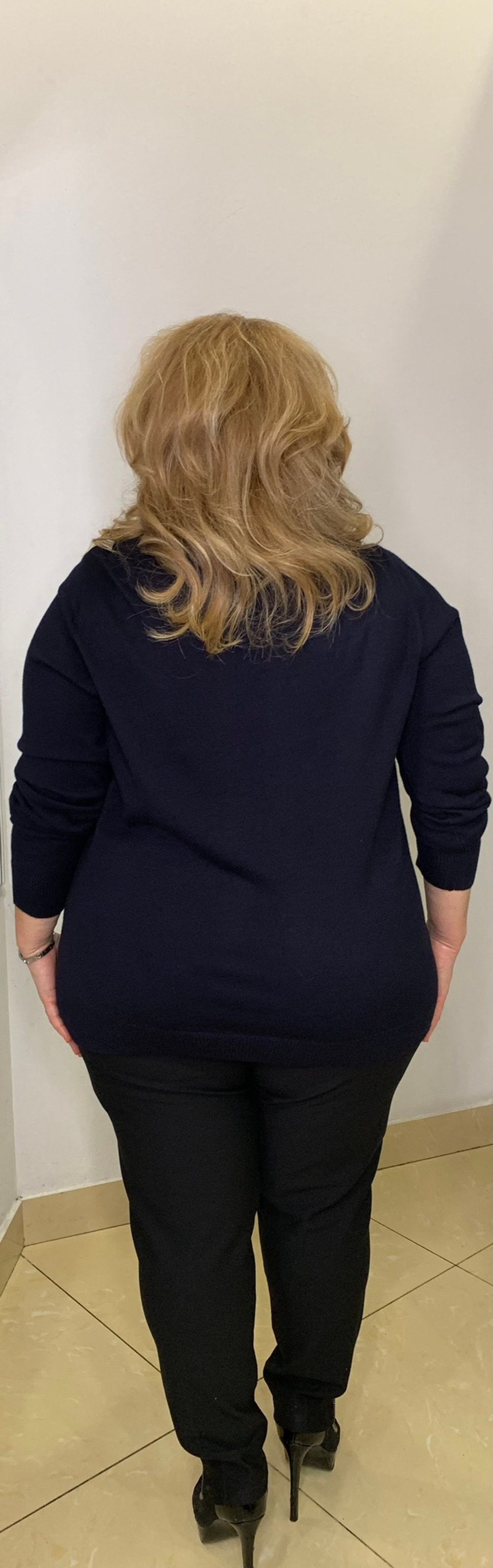 Нарядный джемпер со стразовым оформлением