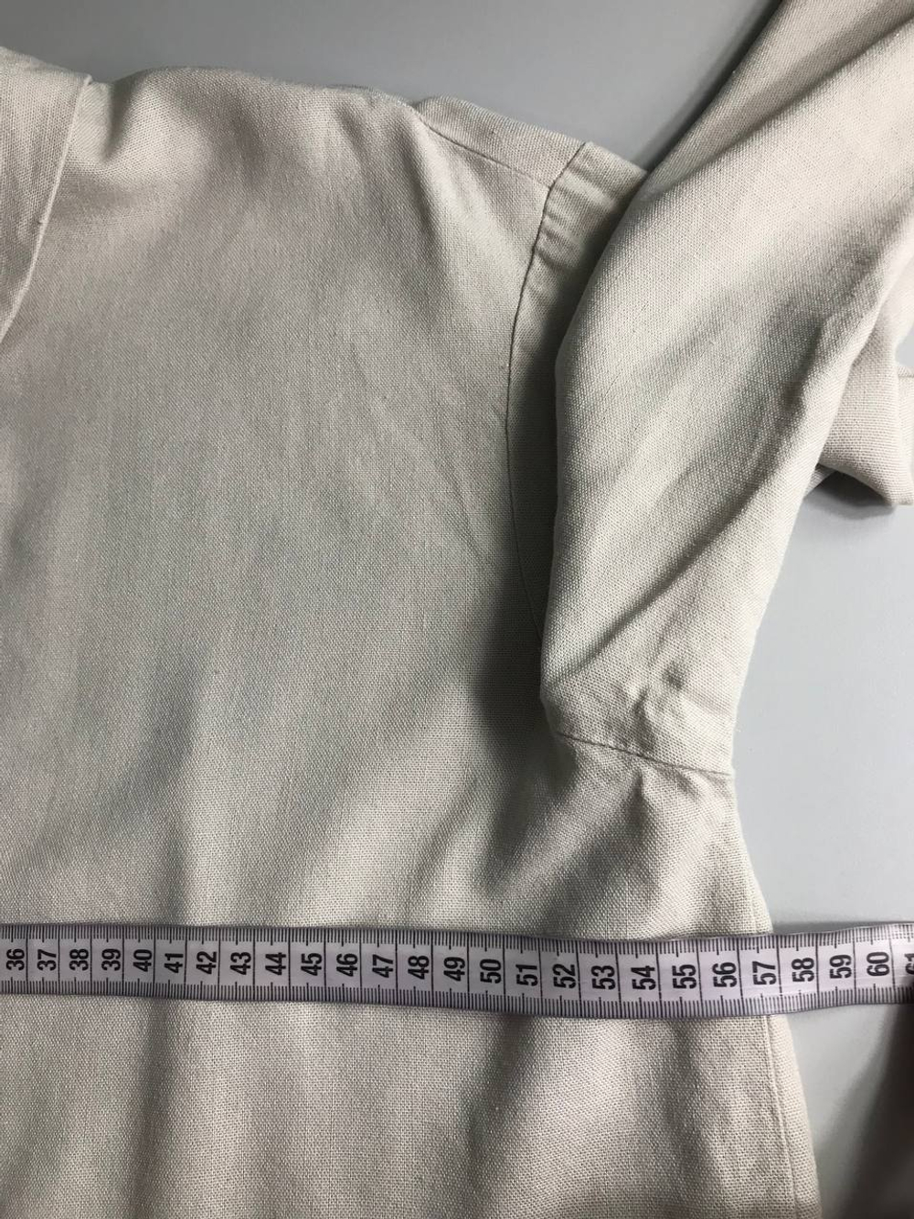 Рубашка светлого оттенка, визуально на 52 размер