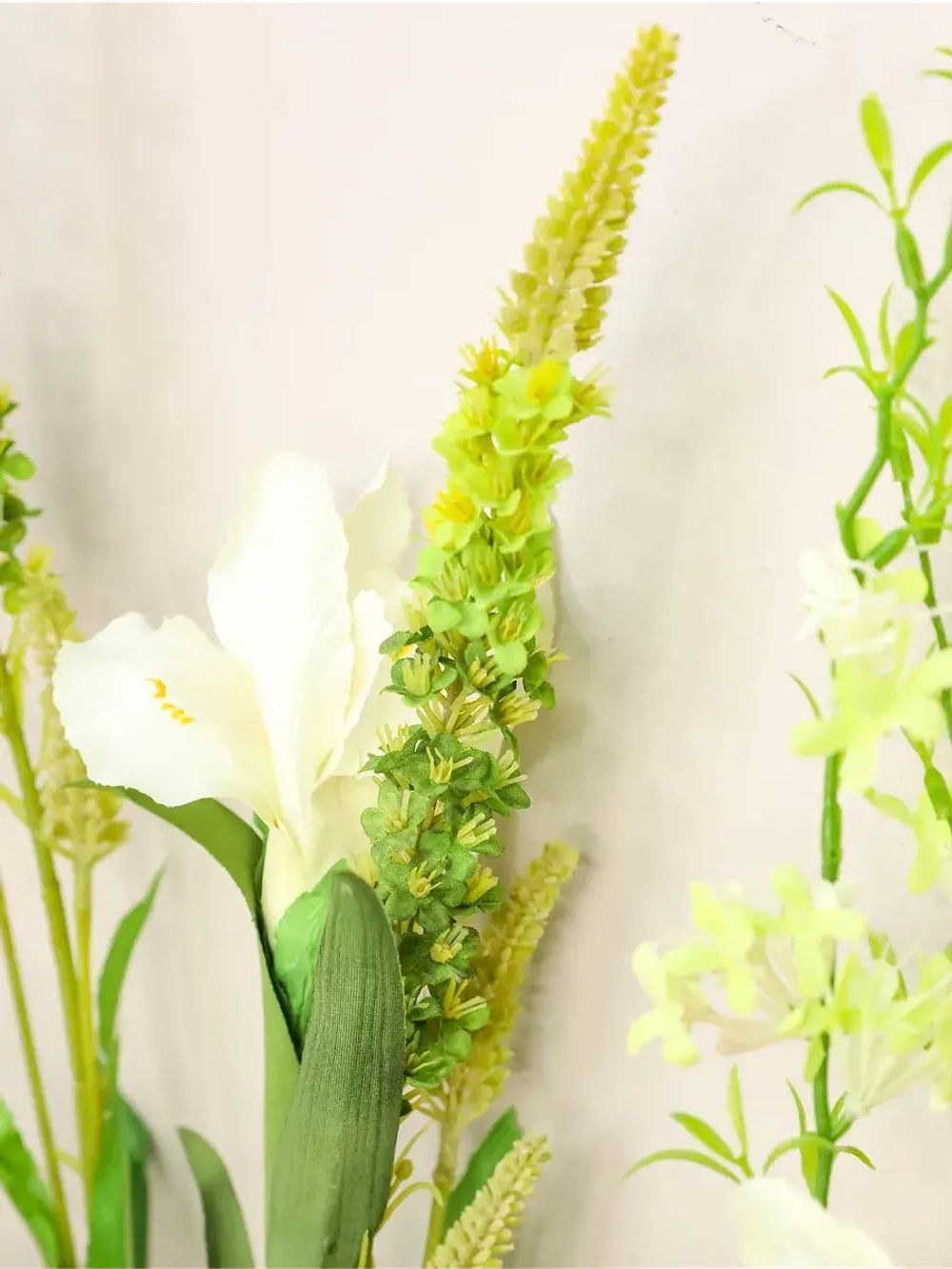 Напольная композиция из искусственных растений и цветов