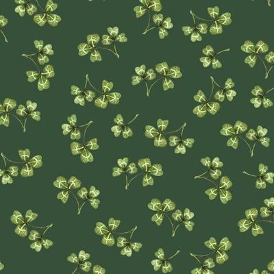Листочки клевера на темно-зеленом