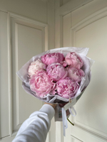 Букет 7 розовых пионов в оформлении