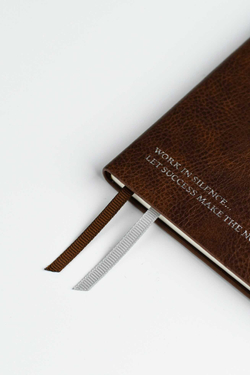 Еженедельник датированный 2026 ESCALADA, А6+, 80 л., арт. 70342/ 20 ШЕВРЕТ ГЛОСС КОРИЧНЕВЫЙ (кожзам: 134х189 мм, мягкий переплёт, запаянный край, материал обложки: искусственная кожа "Шеврет глосс"; декор: тиснение фольгой, металлический шильд по кра