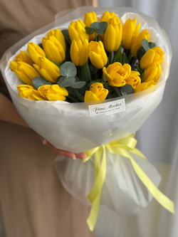 Яркие желтые тюльпаны премиум сорта и зелень эвкалипта в воздушном оформлении от Флора Маркет
