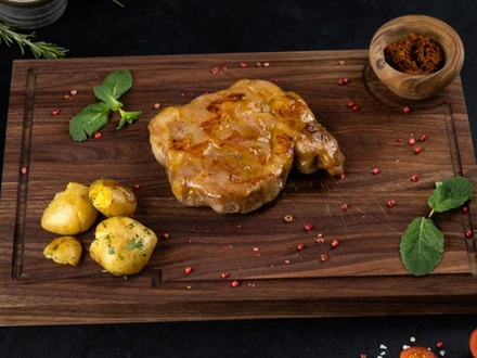 Стейк из свинины с картофелем бейби и соусом "аджика"