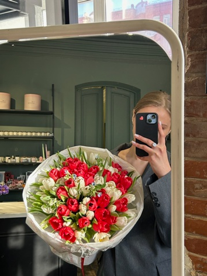 Букет из 69 белых, красных тюльпанов и незабудок - XL