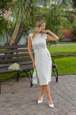 Платье сливочного цвета из фактурного трикотажа