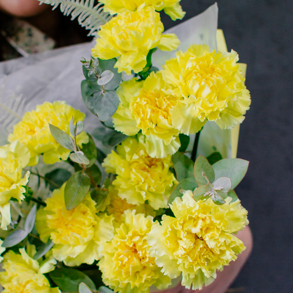 56. Жизнерадостный букет с диантусами и папоротником