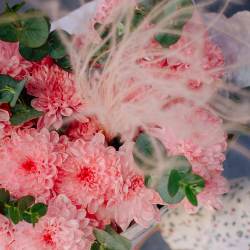 153. Нежный стойкий букет из кустовой хризантемы с эвкалиптом