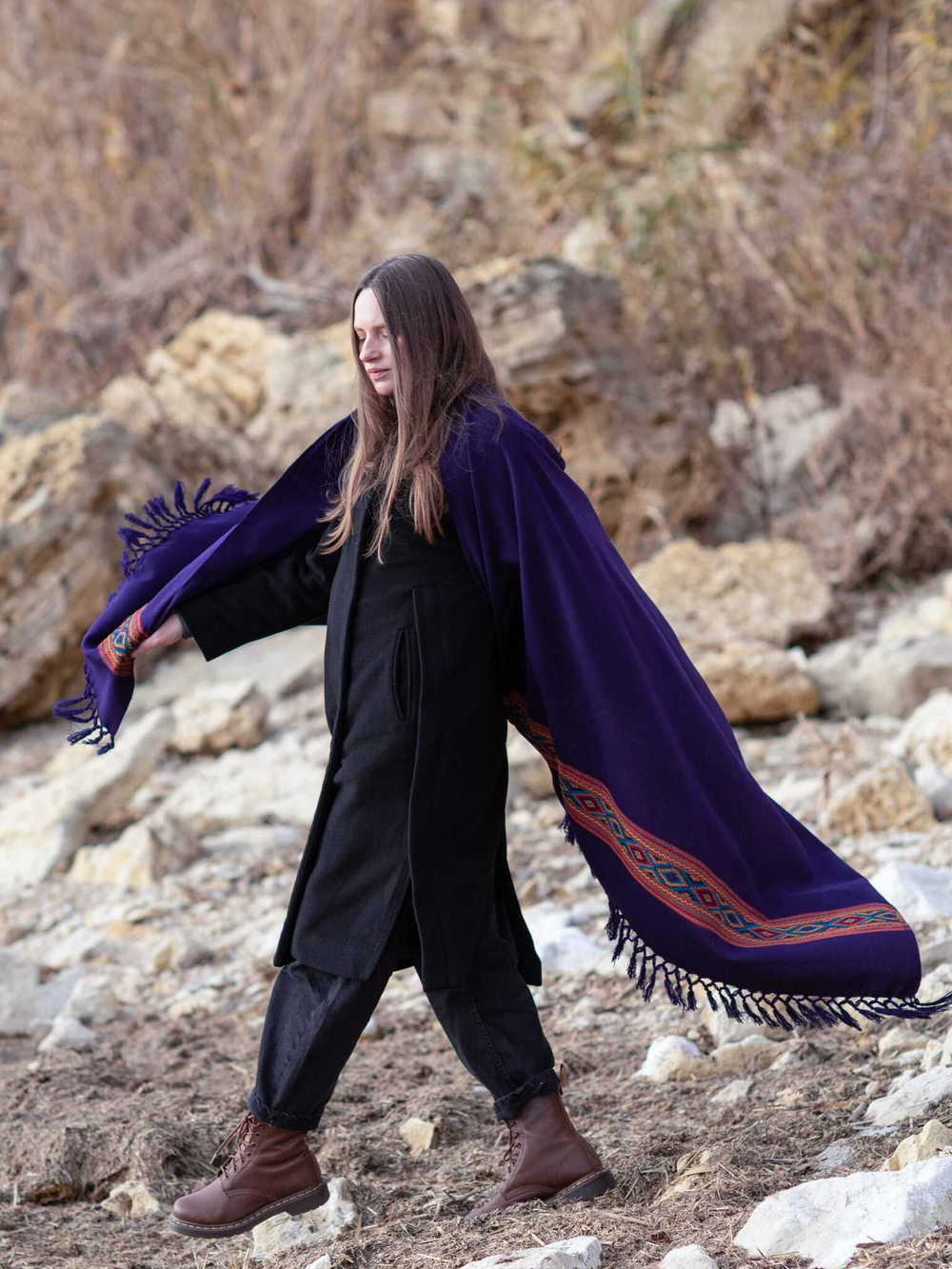 Шерстяной палантин с вышивкой