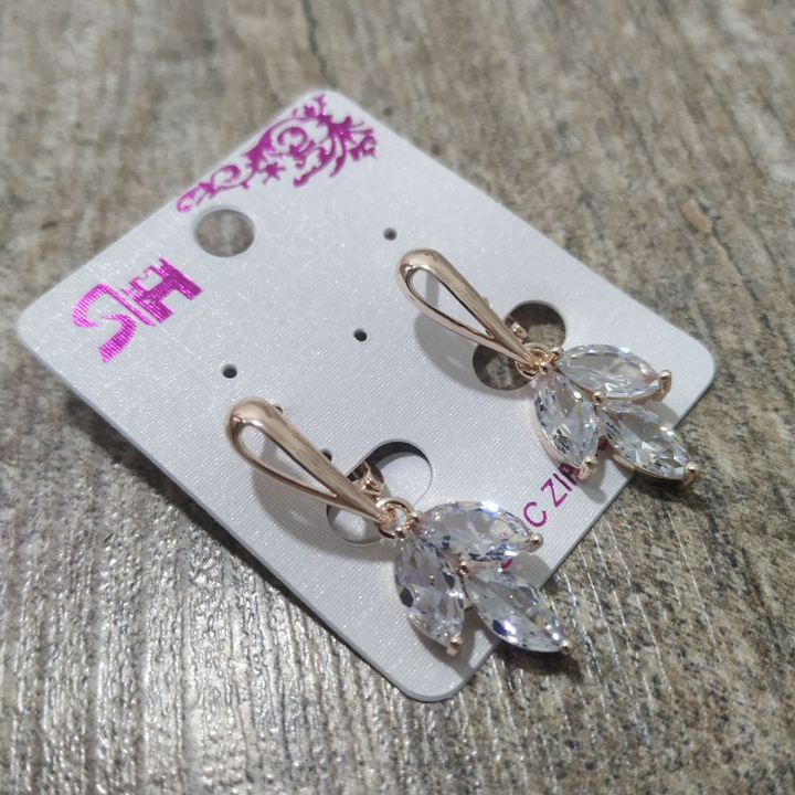 Серьги на англ.заст. Cubic Zirconia Веточка 3 листка цвет прозрачный металл золотистый