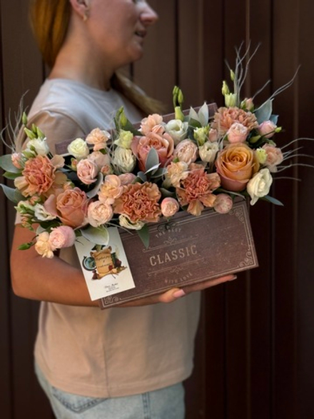 Эффектная осенняя композиция из сезонных цветов в винтажном сундуке от Флора Маркет