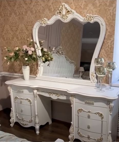 Стол туалетный  АННА МАРИЯ  с пуфом и зеркалом