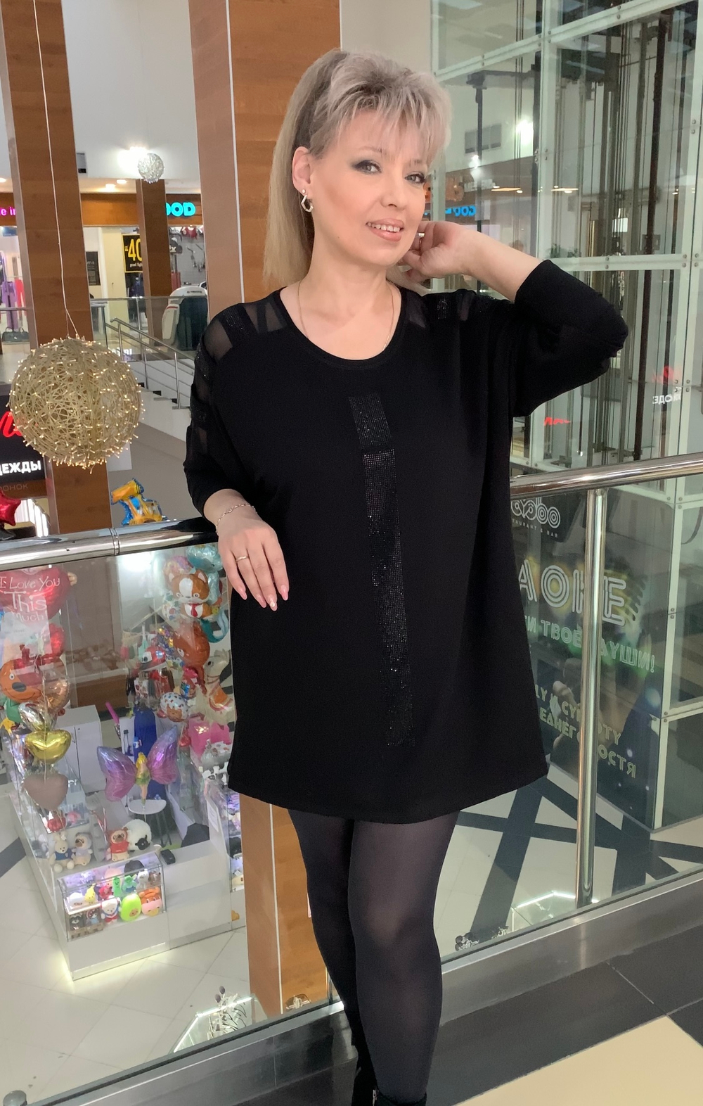 Черная туника с сетчатыми вставками и стразовыми перепонками