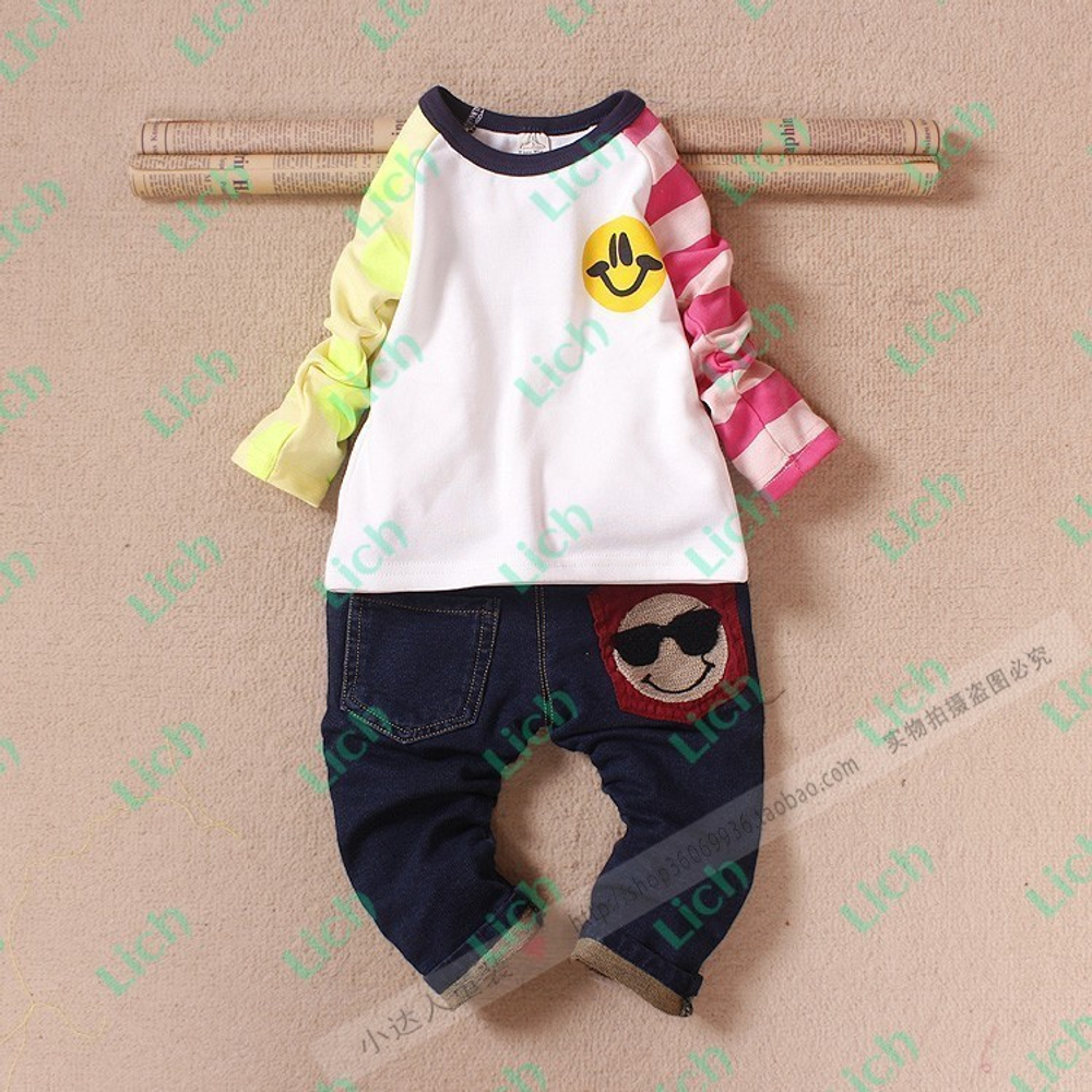 Лонгслив однотонный с разноцветными рукавами и принтом смайла