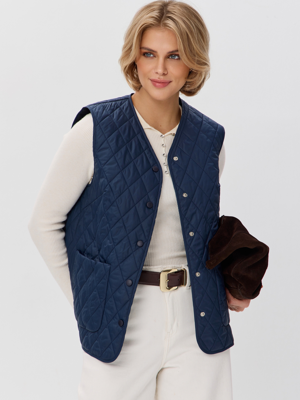 Легкий стеганый жилет с накладными карманами