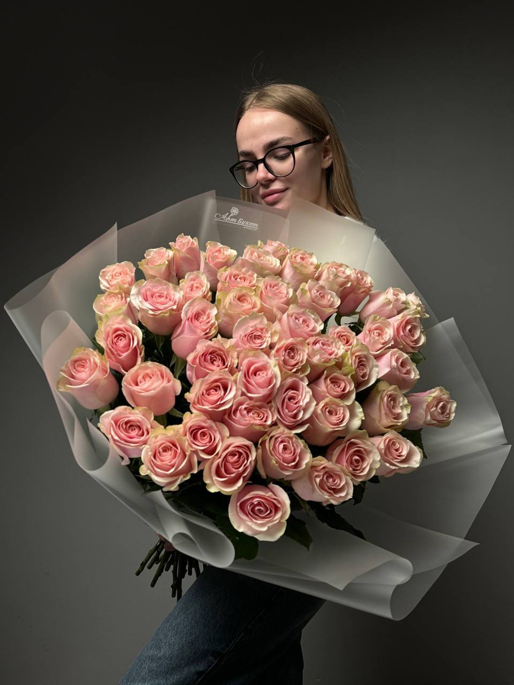 51 розовых роз в упаковке