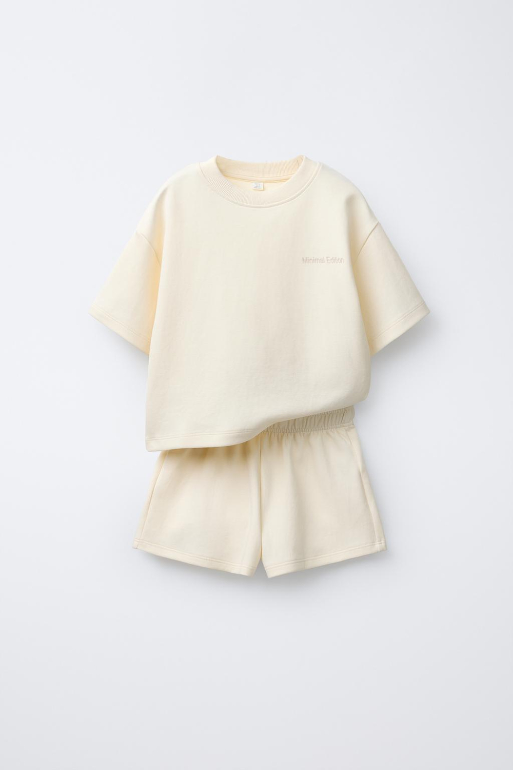 ZARA КОМПЛЕКТ ИЗ ФУТБОЛКИ И ШОРТОВ-БЕРМУДОВ ИНТЕРЛОК С НАДПИСЬЮ, ЭКРЮ