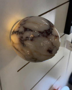 Настенное бра из натурального мрамора, представлено в двух размерах.