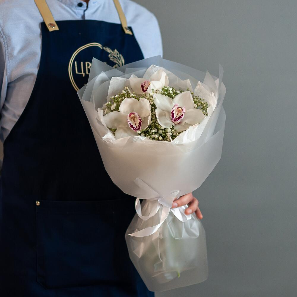 Букет с орхидеей и гипсофилой в формлении