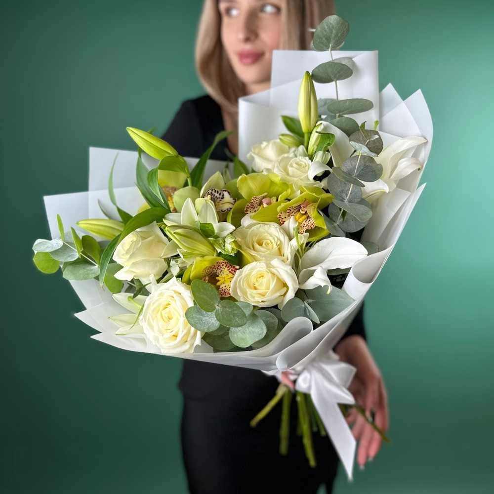 букет цветов с лилиями купить в Москве недорого