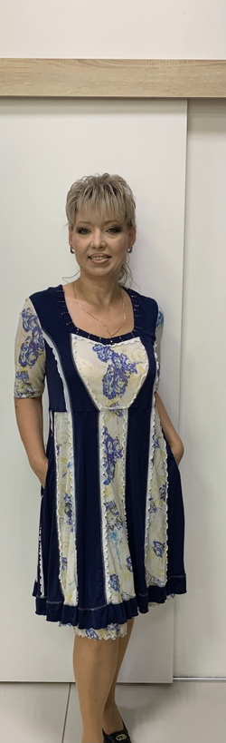 Нарядное летнее платье с вертикальными вставками