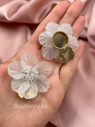 Накладка на пуговицу золотистая в форме цветка с полупрозрачными лепестками