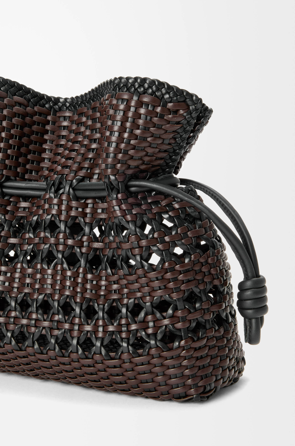 Loewe Сумка-клатч Flamenco среднего размера из плетеной телячьей кожи наппа, черный/коричневый