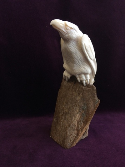 Скульптура "Старик орел", зуб кашалота, кость мамонта