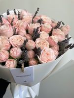 Авторский букет из пионовидных роз с лавандой в оформлении