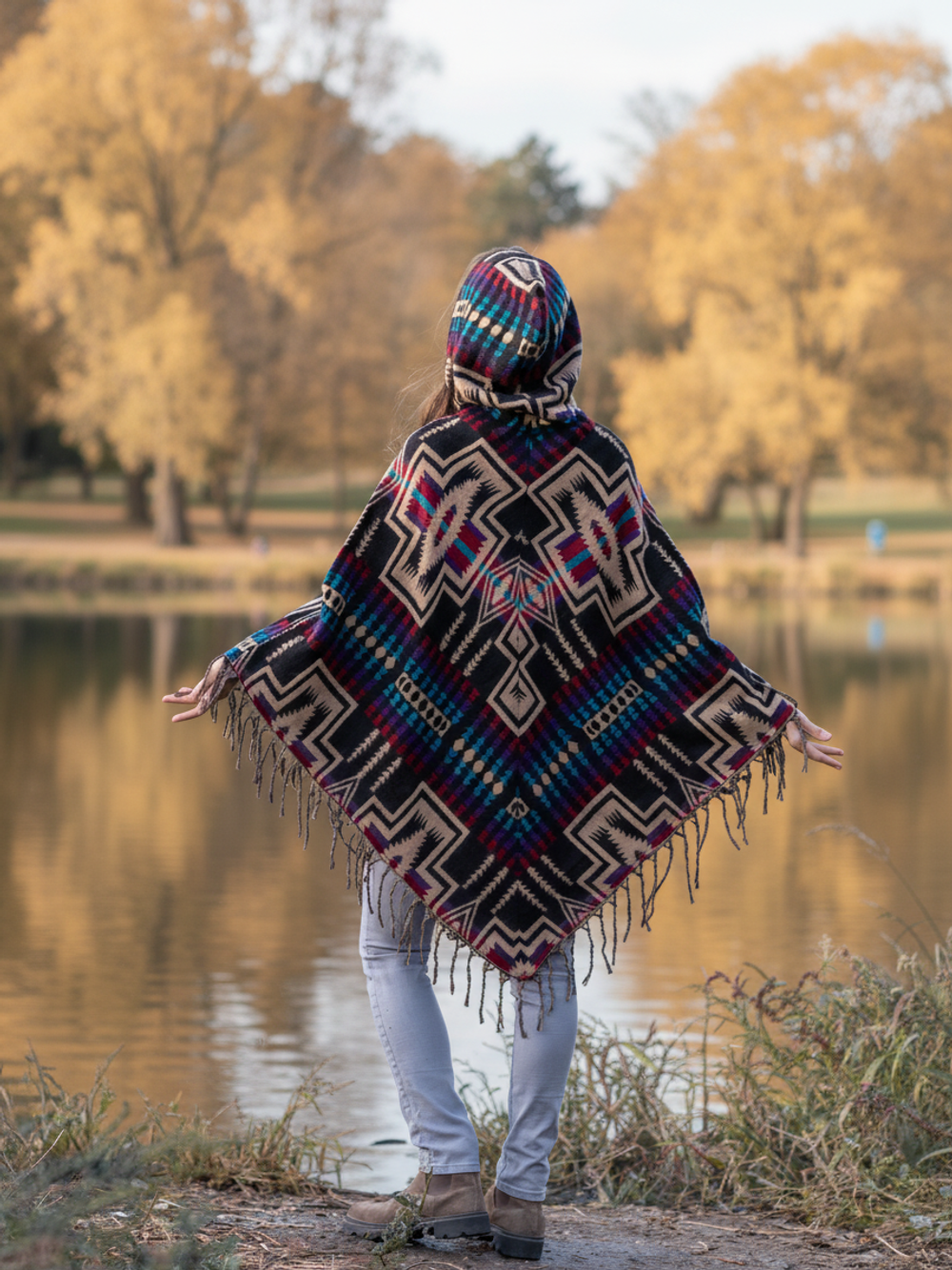 Пончо женское шерстяное с орнаментом