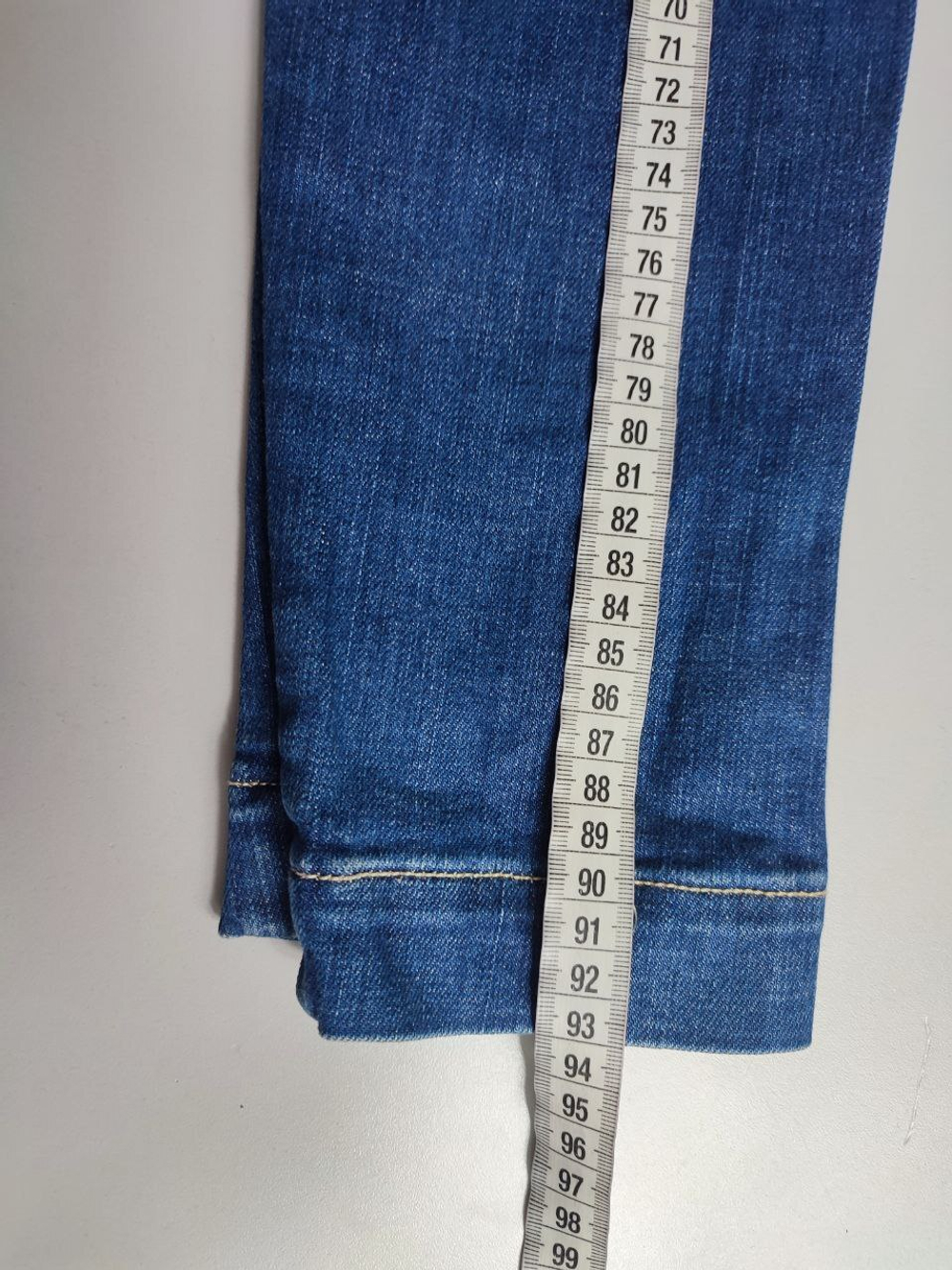 Джинсы в классическом оттенке 44 размер