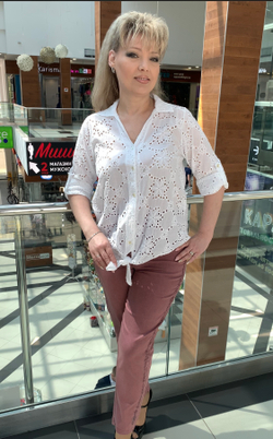 Тонкие брюки со стразовой надписью в виде лампас