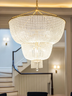 Роскошная люстра с каскадом жемчужных бусин на золотом основании ✨