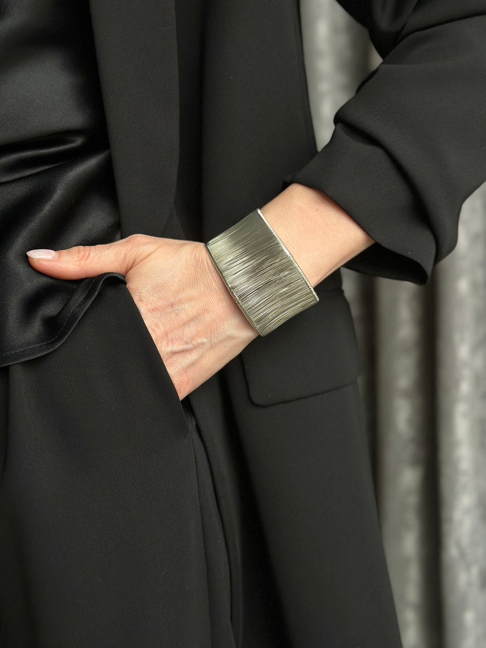 Браслет жесткий гладкий безразмерный, оттенок серебро