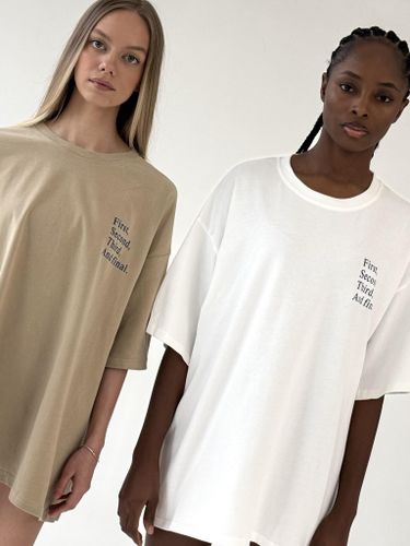 Белая оверсайз футболка с принтом