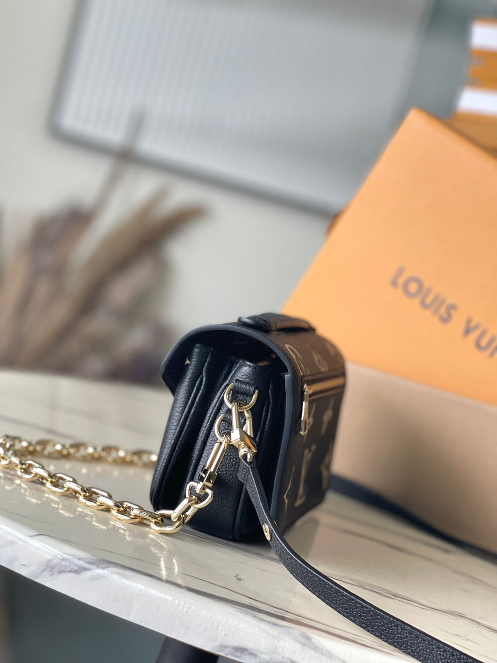 Louis Vuitton Pochette Metis East West