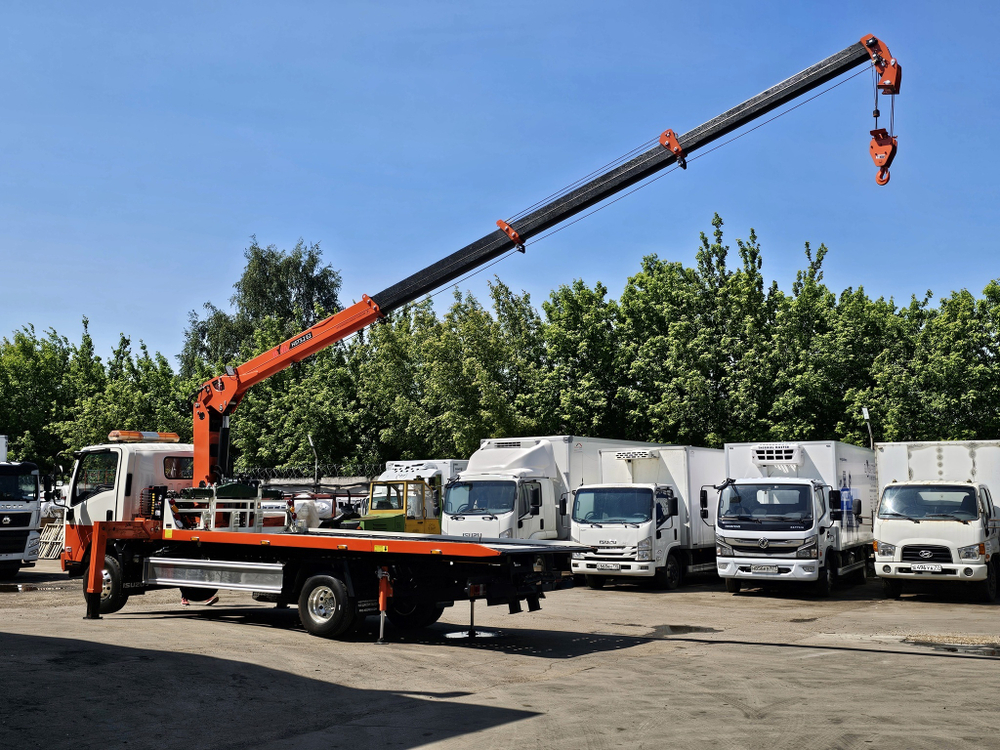 Эвакуаторная платформа 4.5 т с КМУ 3.2 т на шасси Isuzu Elf KV600
