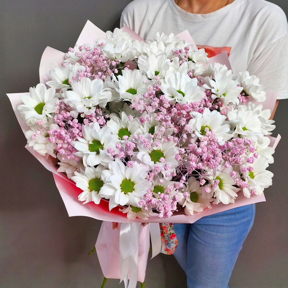Букет из 7 кустовых хризантем сорта "KENNEDY WHITE" и розовой гипсофилой