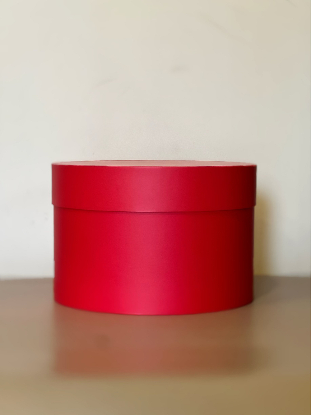 Короткая круглая коробка 22,5 см . Цвет:  Красная . Розница 350 рублей .
