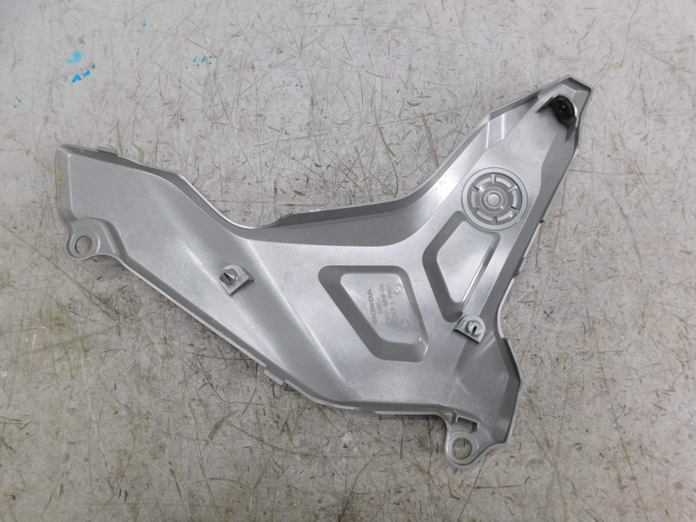 Пластик боковой левый Honda NC750X RH09 83631-MKW-D0