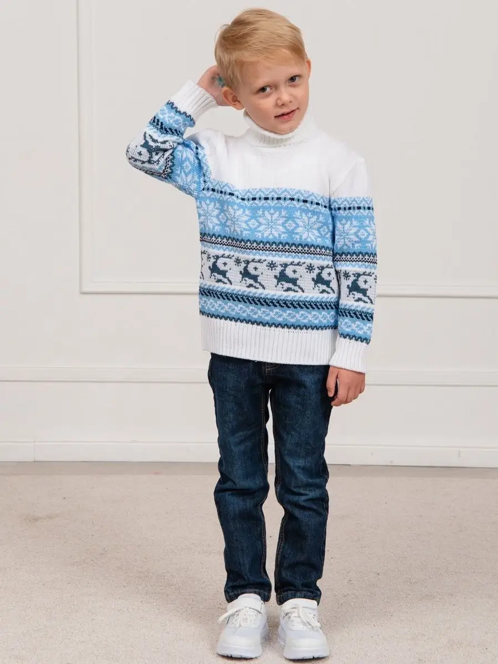 Свитер вязаный с оленями новогодний