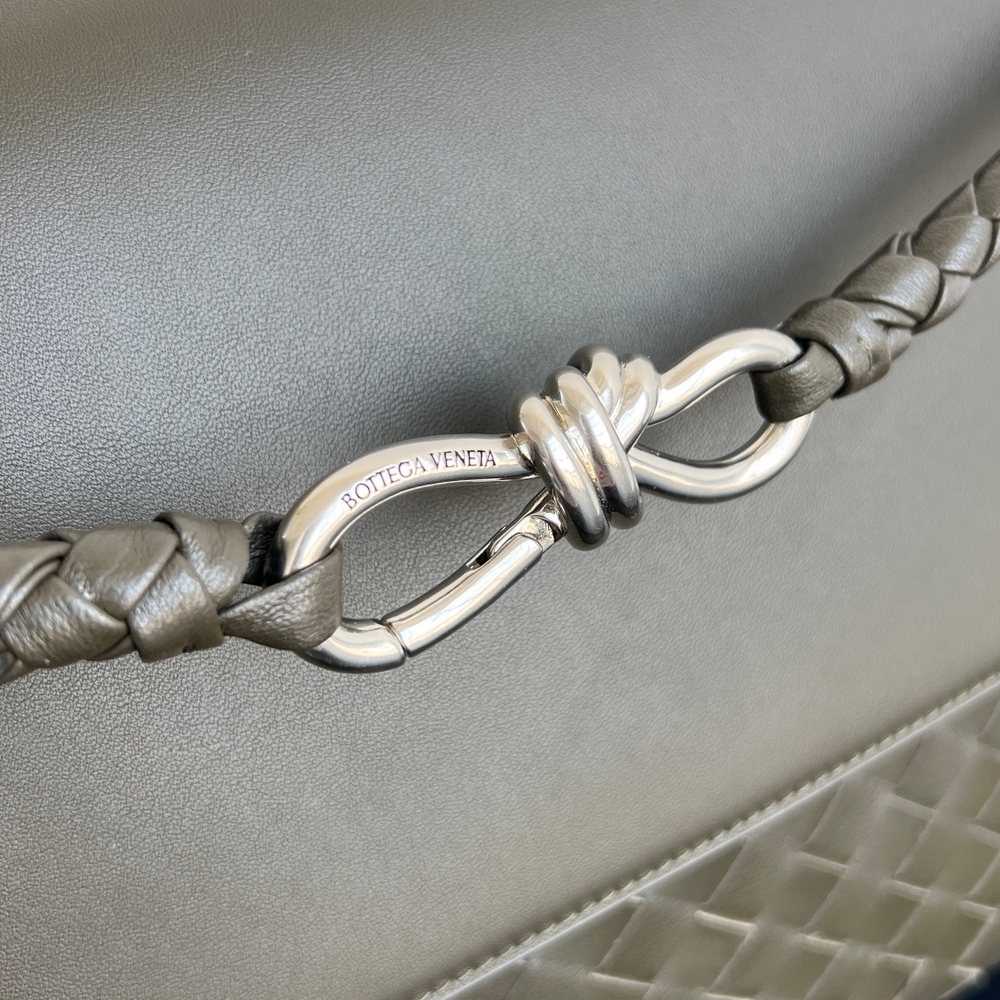 Bottega Veneta Medium Andiamo Messenger 37 cm